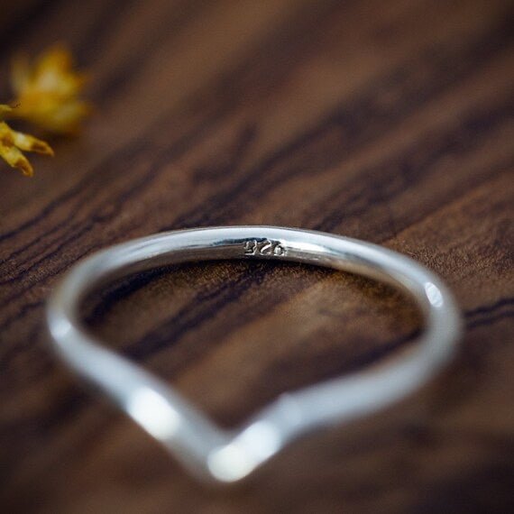 Elegance in Every Angle: 925 Silver Chevron Rings - Silver Box Original