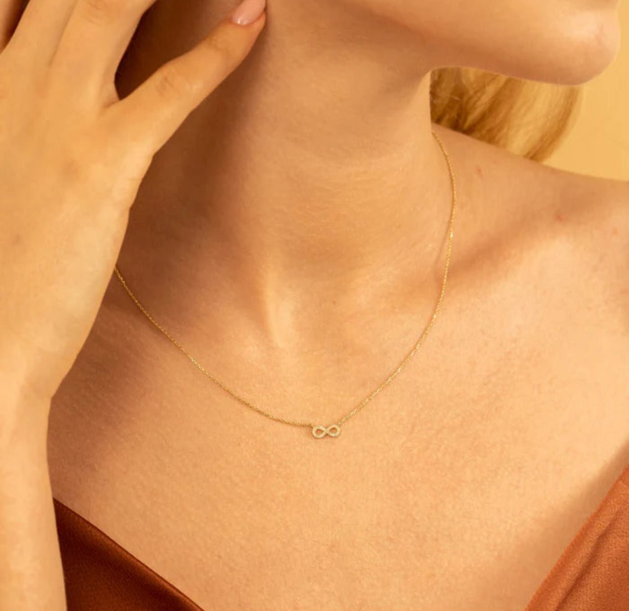 Timeless Elegance: 925 Silver Infinity Necklace - Silver Box Original